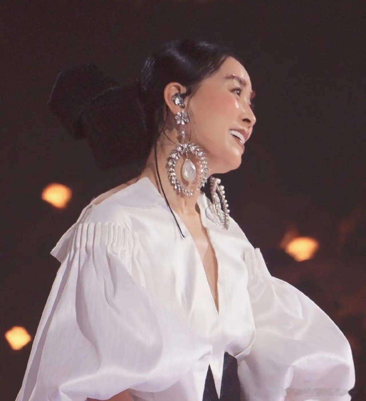 为什么那英快60岁了，还在不停开演唱会？原因很简单，不是因为缺钱，是因为她知道，