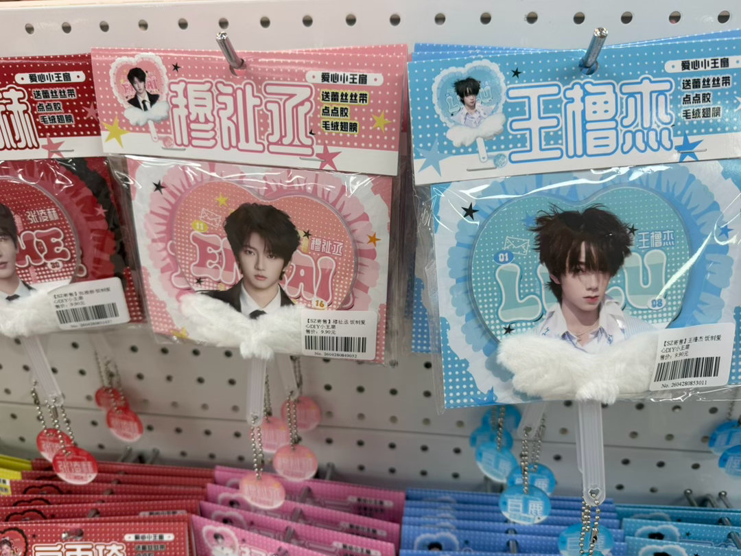 图2第一张是劳碌，我一翻，老穆出现了很多张我又果了给鸡娜逃飞行和踩空介绍劳