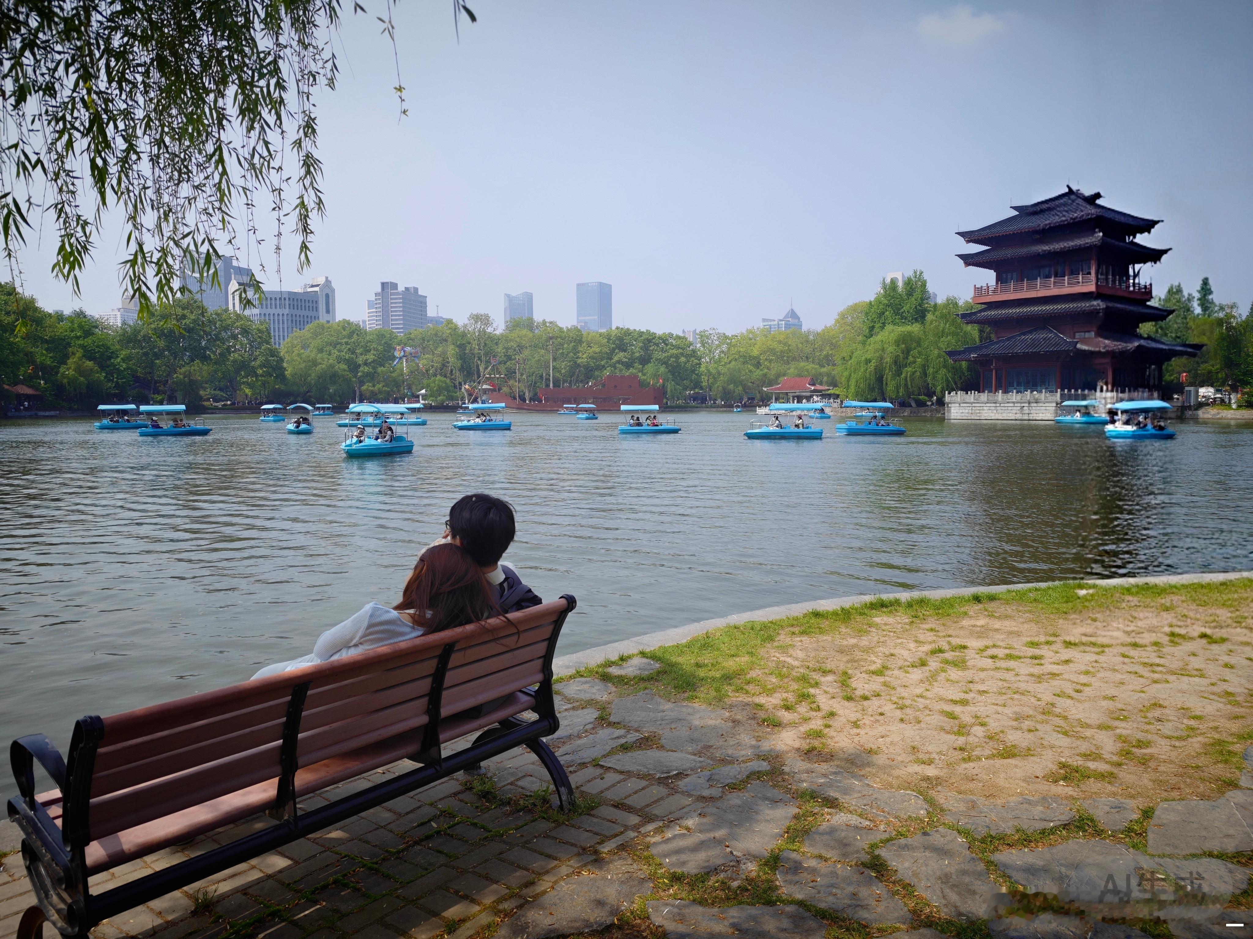 纷飞的到底是柳絮还是你的思绪呢……作为一个外地人，这几天走了周围的很多公园，最喜