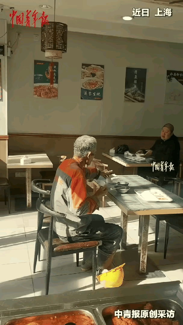 上海农民工餐后30秒封神！一张纸巾擦出的教养，比西装革履更体面上海餐馆里的