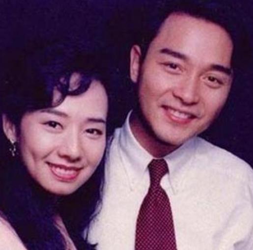 2003年，张国荣在跳楼前，曾约前女友毛舜筠喝下午茶，临别前张国荣拉住她的手说：