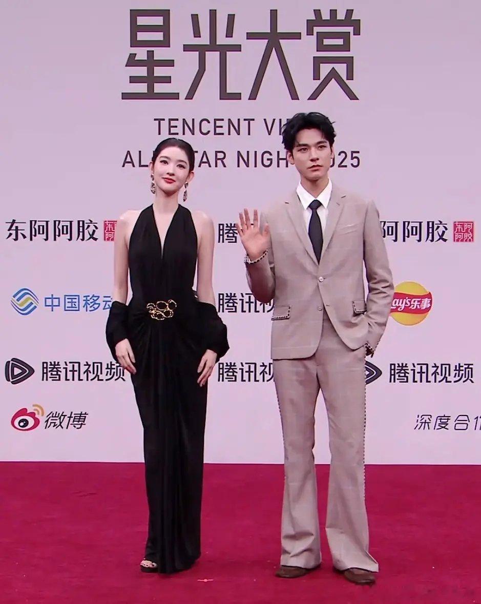 雯姐现在真有大花气质，走路也是落落大方的那种，和龚俊两人站在一起太养眼了，懂事的