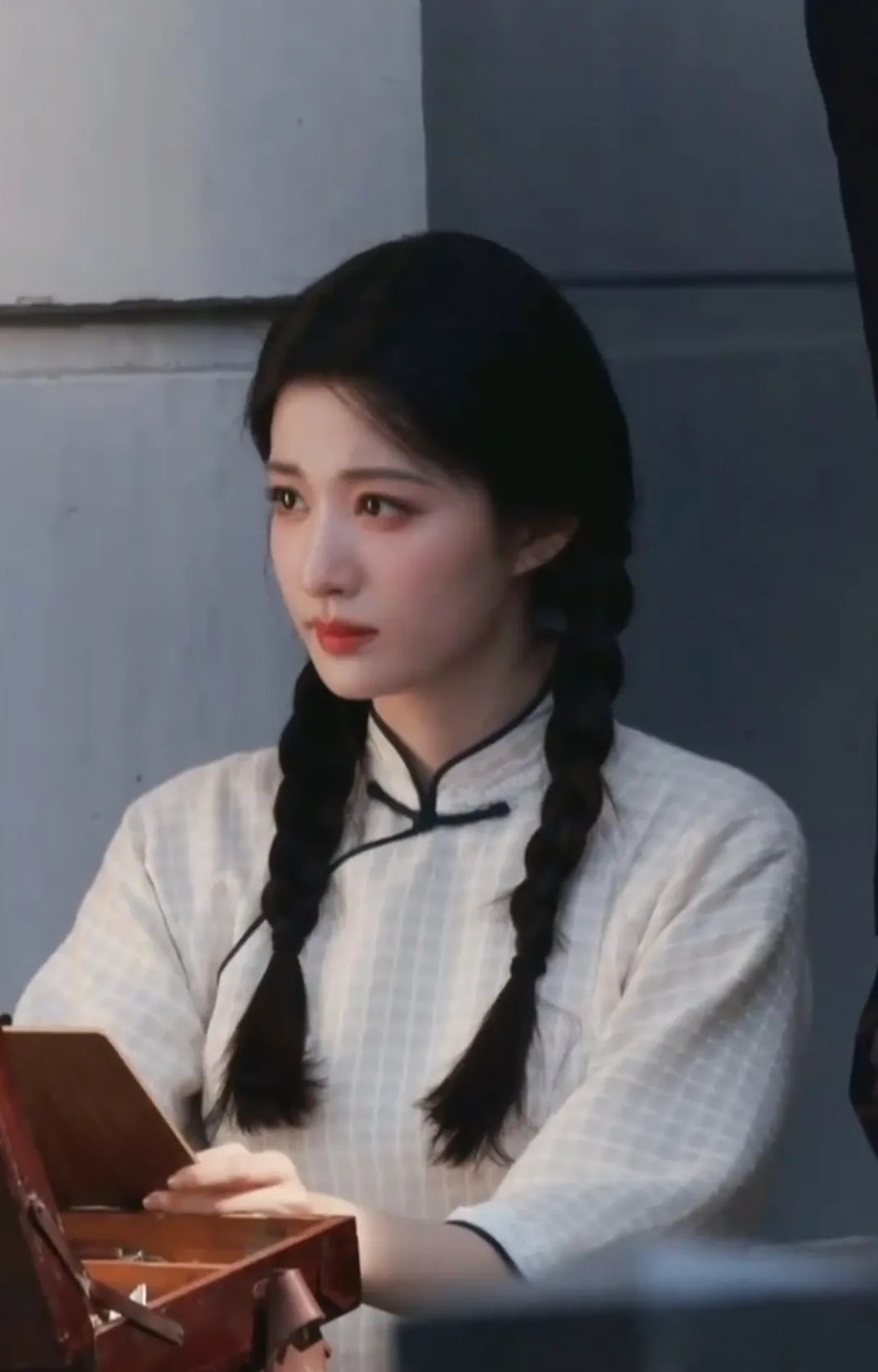 王楚然这民国女学生感太强了，坐在那里都不用演，清秀明眸，一看就是大家闺秀…