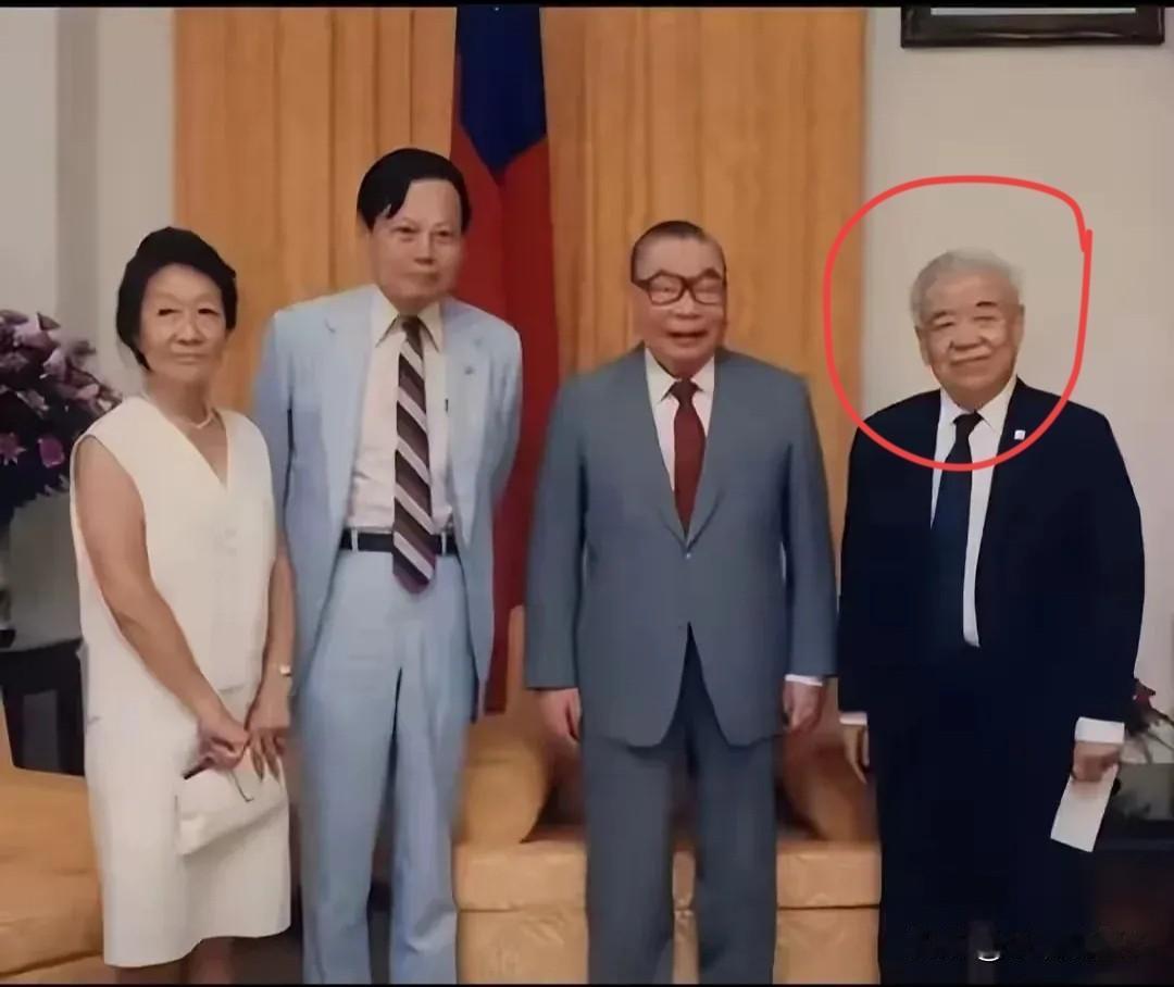 一张老照片，拍摄于1986年的台北。大家看看与蒋经国及杨振宁夫妇站在一起的这位白