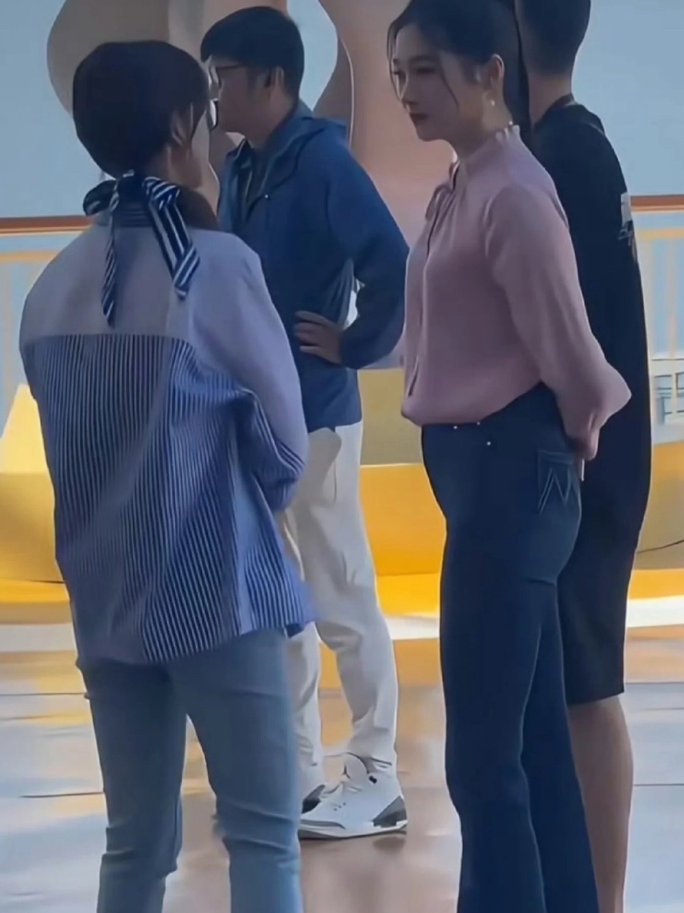 明星也有小肚子不焦虑了不焦虑关晓彤这个身材真的没人发现吗？这逆天的大长腿如果不