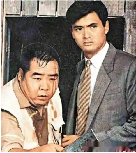 1993年，郑则仕因为破产欠下了8000多万债务，万般无奈之下给周润发打电话求助：“发哥，你能借点钱