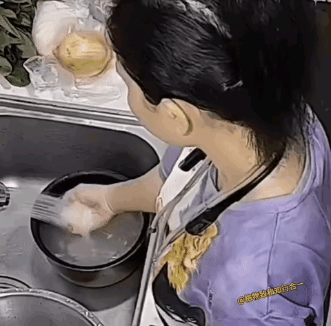 一个香港的雇主发现自己家里请的菲佣，不吃自己煮的米饭，但是会从外面点外卖又会吃米