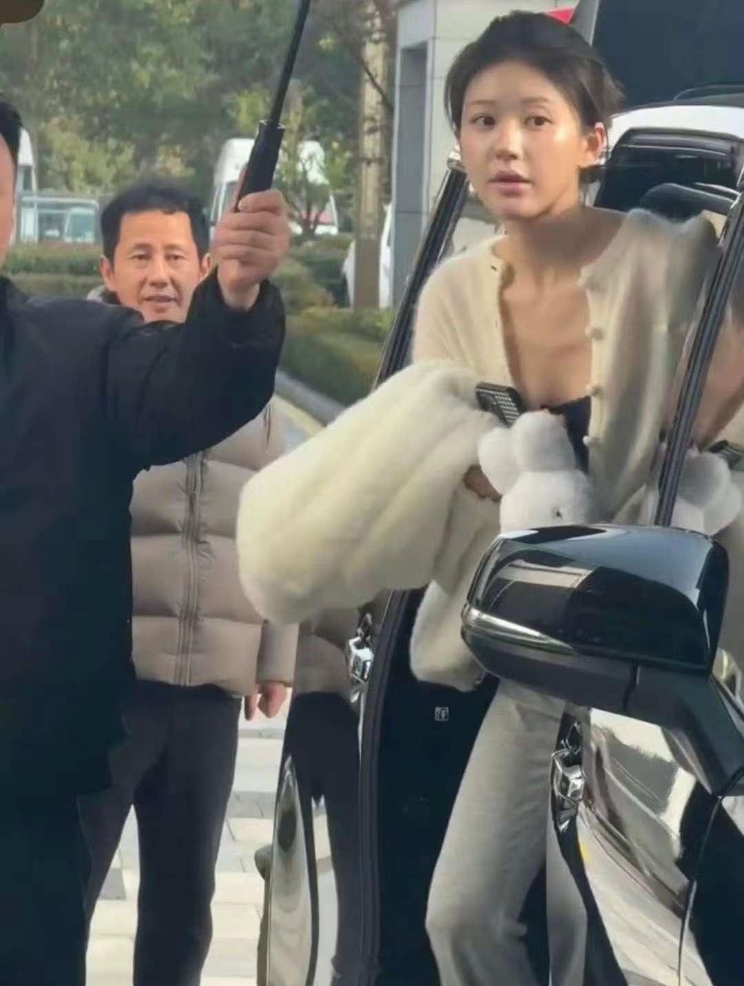 看过直播的都知道赵露思与她爸爸的鼻子一模一样，或许人家就是天生基因好呢？​​​
