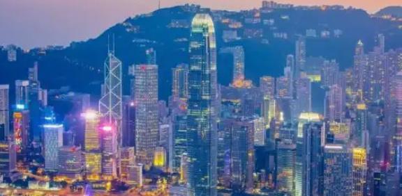 香港回归28年了，但英国至今还占着南大西洋上的马尔维纳斯群岛，这就奇怪了，当年英