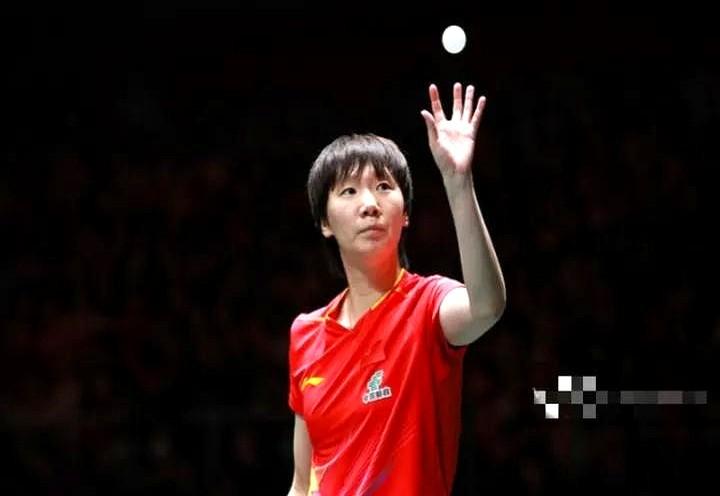 谁给王曼昱拍的照片加鸡腿。其实这次更受关注的是她首秀3比0开门红，赛后透露因