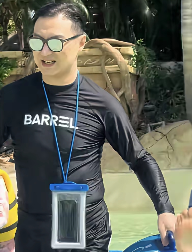 他和醒醒在一起时的松弛感，是和其他孩子在一起时没有的