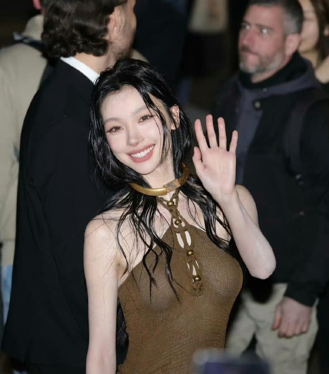 ￼易梦玲⁠￼￼这身材挺好呀，就是这头发是还没吹干还是造型啊​​​