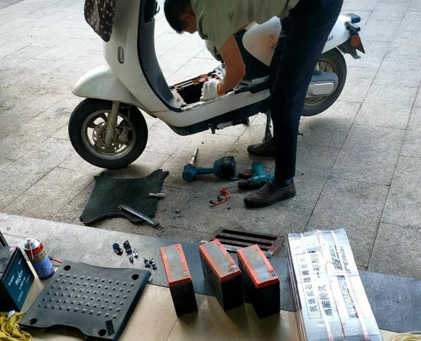 2026电池选石墨烯还是锂电？别被商家坑了！两轮电动车，最纠结的就是电池选石