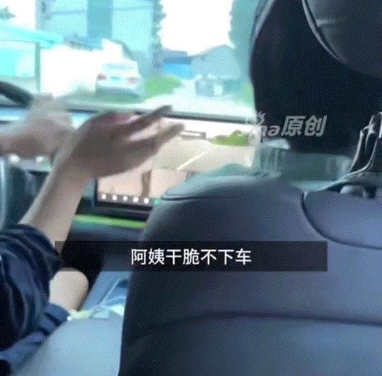 山东临沂，一男子带家人出游返程时，偶遇一位大妈招手搭车，男子便顺路把大妈送到家门