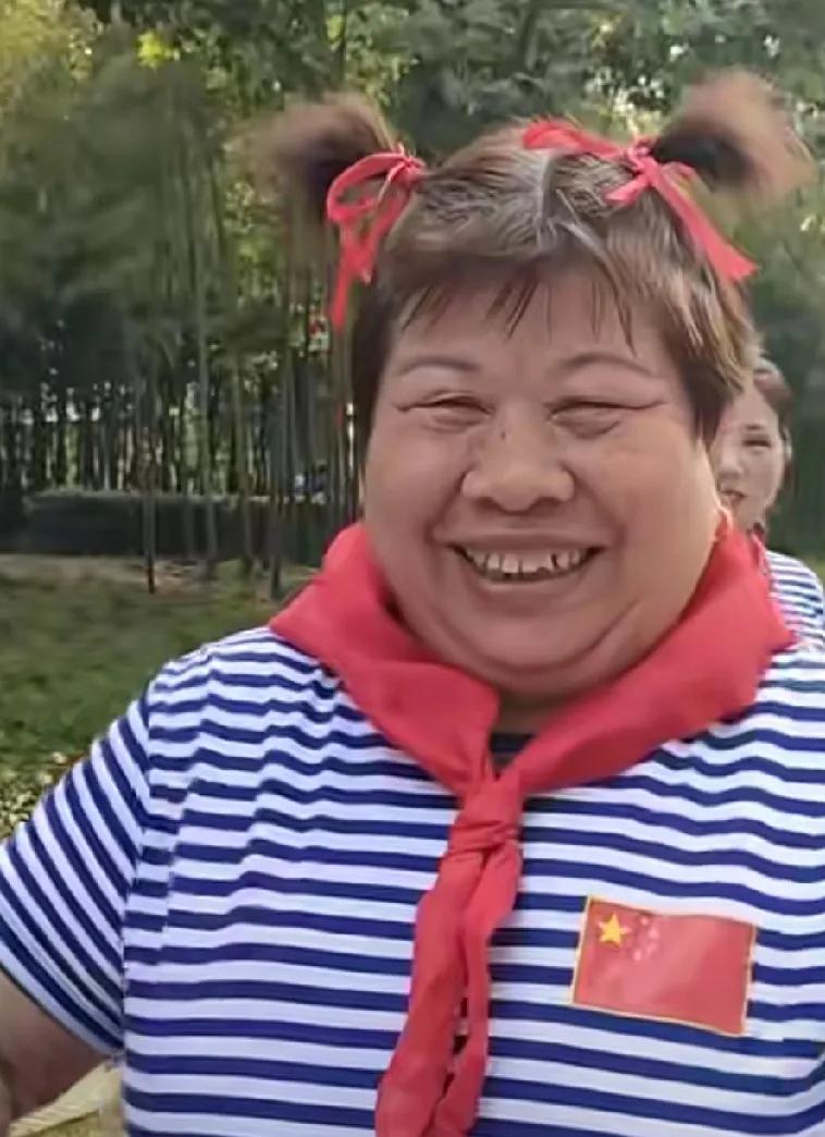 一群拿着退休金过万的老太太，穿着梦寐以求的服饰，乐开了花！说实话，我是不赞同的