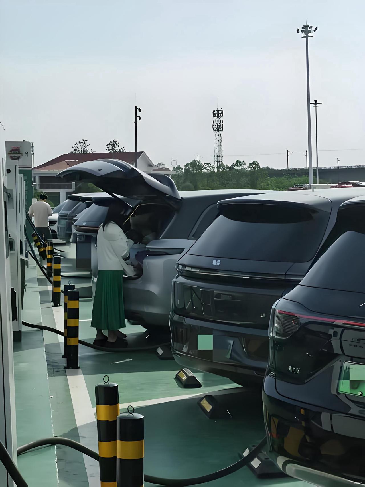 为什么越来越多的人卖掉电车换回油车，这4个原因很现实：第一，补能焦虑：高速找