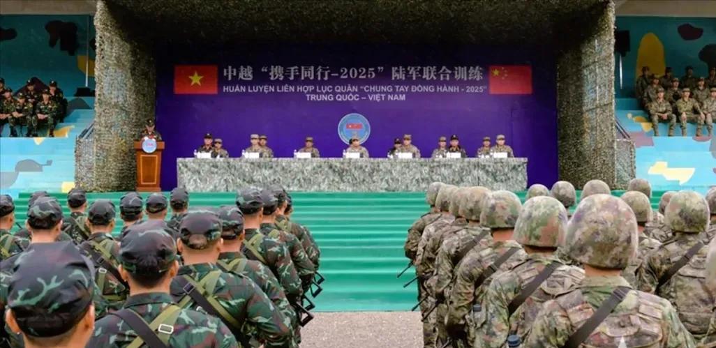 看这张照片，很多越南网友恨不得找个地缝钻进去，同样是部队。从他们的穿着打扮和严