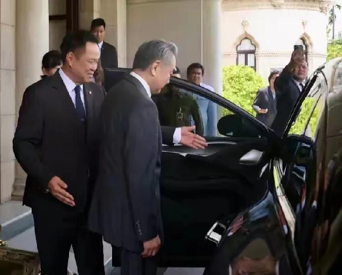 中泰再一次亲上加亲，泰国这位新上任的阿努廷总理太会来事了，咱们王外长去访泰，阿努