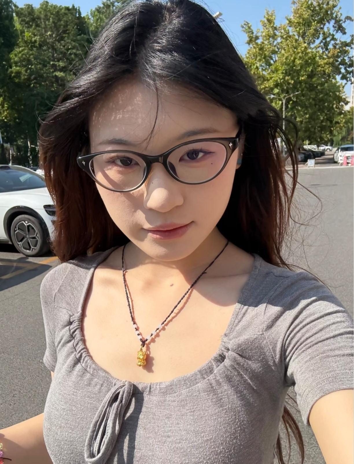 漂亮女孩停车位前自拍。