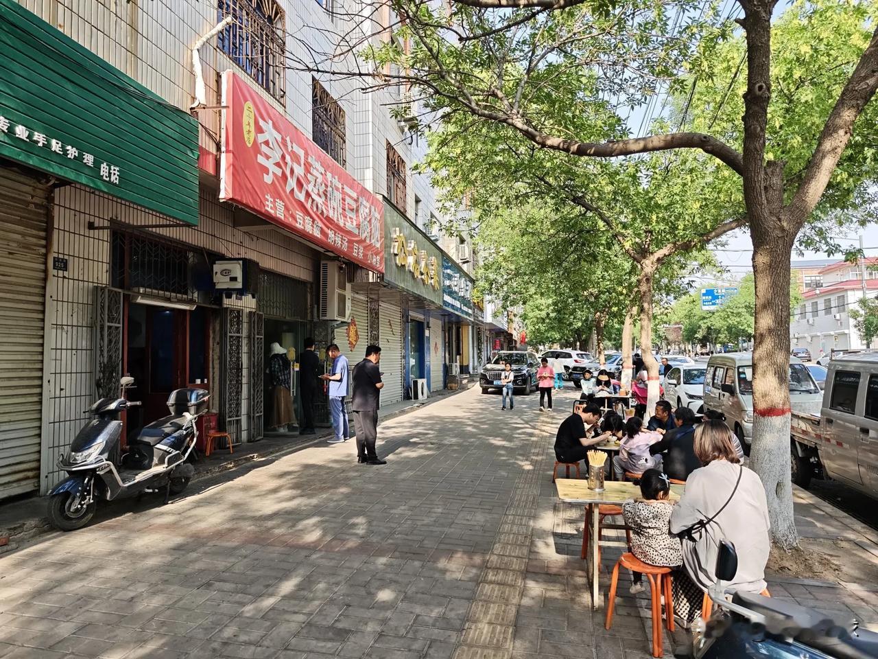 来都来了，感受登封本地早餐，李记蒸碗豆腐脑，是需要排队的，点了小油条+豆腐脑（咸