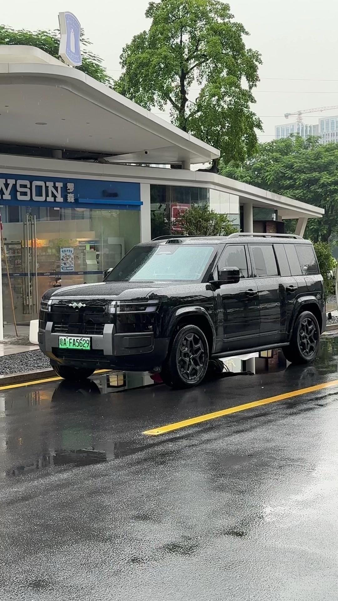 颜值控选车真的躲不开方程豹钛7！🚗整车外观设计完全长在审美点上，硬朗线条搭配精致细节，气场直接拉满
