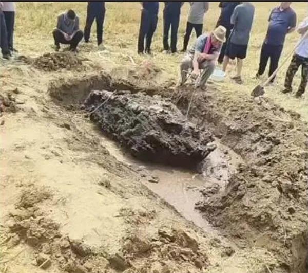 一场雷雨过后平地冒出巨石，河北农田这一幕，直接让大家见识到了闪电真正的“魔力”。