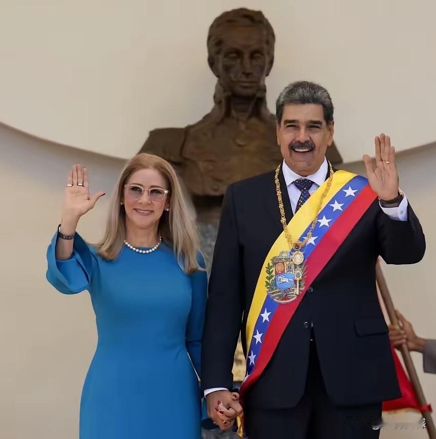 马杜罗的夫人是1953年生人，据说比马杜罗大好几岁，但是她看起来非常的年轻，非常