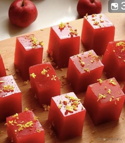 山楂糕只能吃两块。孩子晚上下班九点多，说：太晚，就不吃晚饭了。从冰箱拿出来山