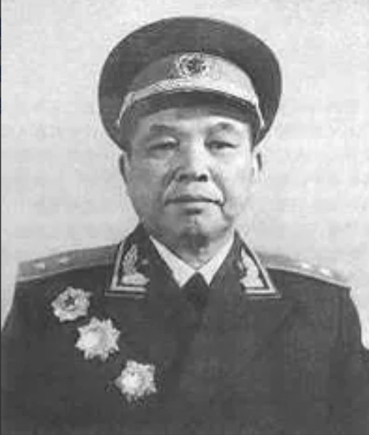 1953年，西康军区司令员刘忠，听说母亲尚在人世，就带妻子回家，却见原配在喂猪，