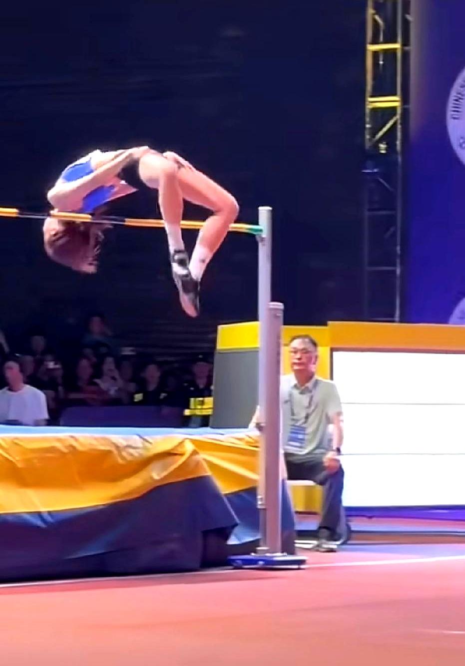 这是我见过的最优美的跳高姿式。邵雨琪用背身过杆，1米75身高跳出1米90