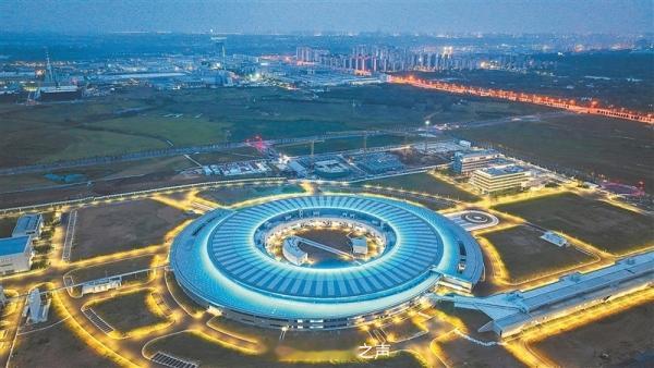 【新一代同步辐射光源直线加速器成功出束】9月20日，随着启动键摁下，坐落于安徽合肥未来大科学城的合肥