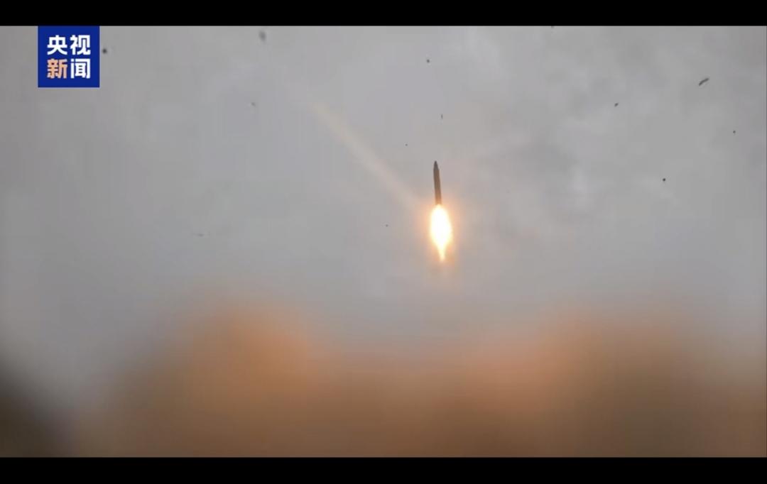 伊朗亮出了最猛的大杀器！威力巨大的“泥石”中程弹道导弹打击以色列。在3月15