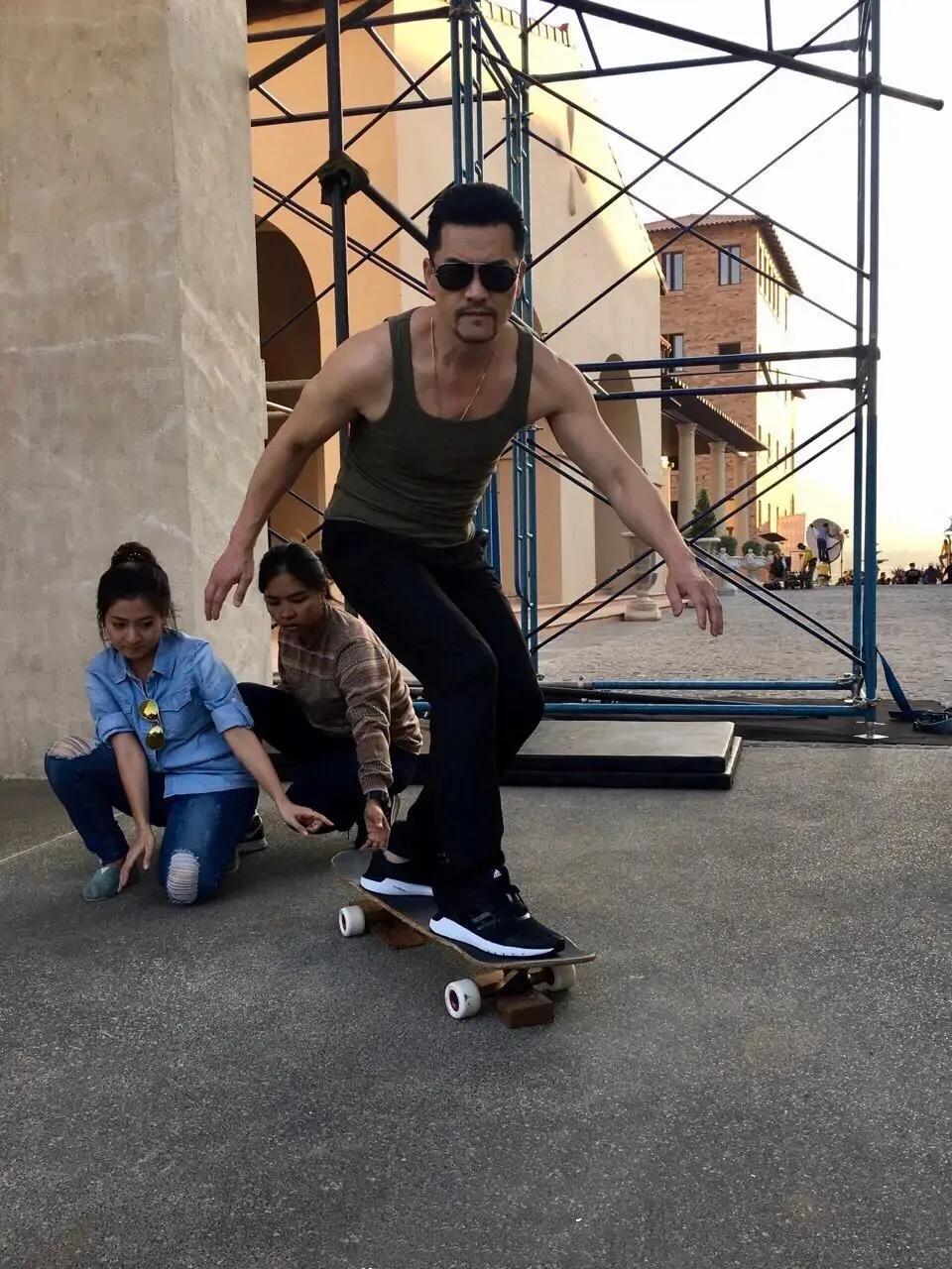 吕良伟再老也是型男一枚，运动爬山姿势都又酷又帅。他儿子从小气场就强大，优秀的父子