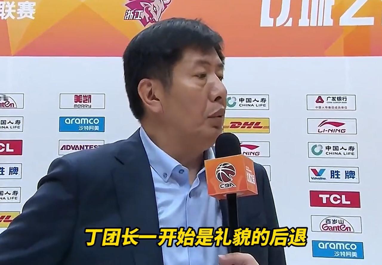 业余！CBA记者“无脑”操作，让丁伟哭笑不得：你这个是干啥呢？CBA常规赛第四