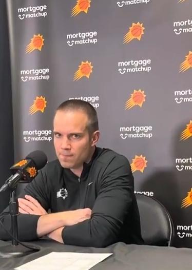 太阳主教练乔丹·奥特赛后谈限制詹姆斯：“他的攻筐能力很强，我们需要花更多的精力