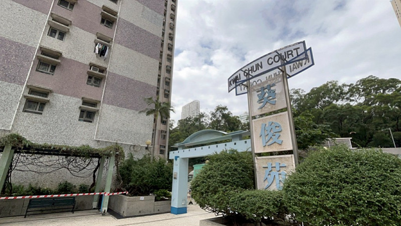 【香港男子家中闭门数日后身亡，房内电脑现色情网站！警方回应】日前，香港葵涌葵俊苑