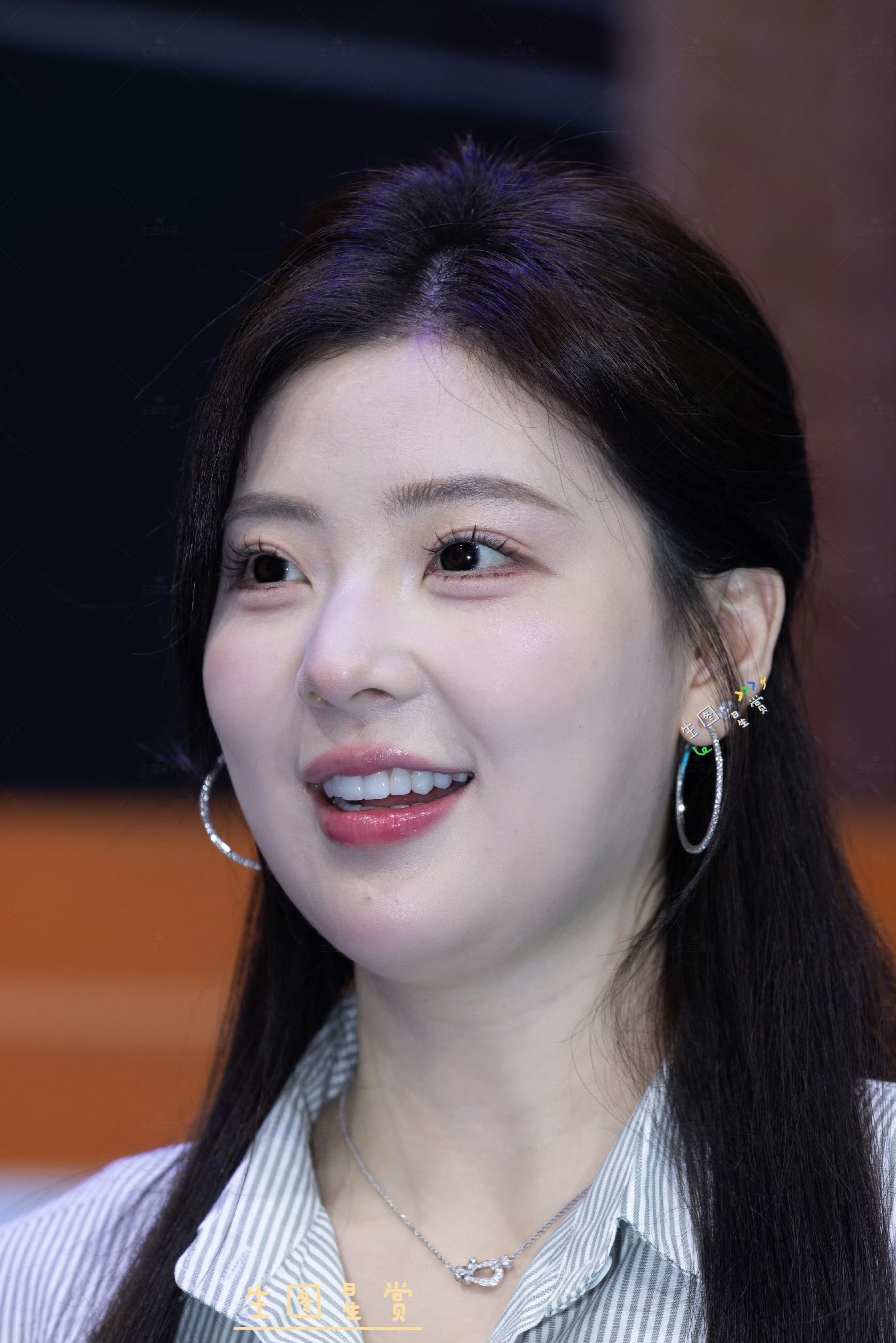 车模小姐姐，看着身材挺不错的，颜值也高