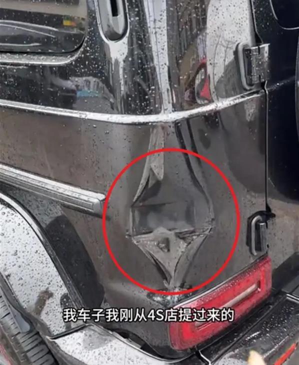 “自作孽不可活！”4月27日，江西萍乡，一位女车主开着奔驰大G到一家餐馆吃饭，谁