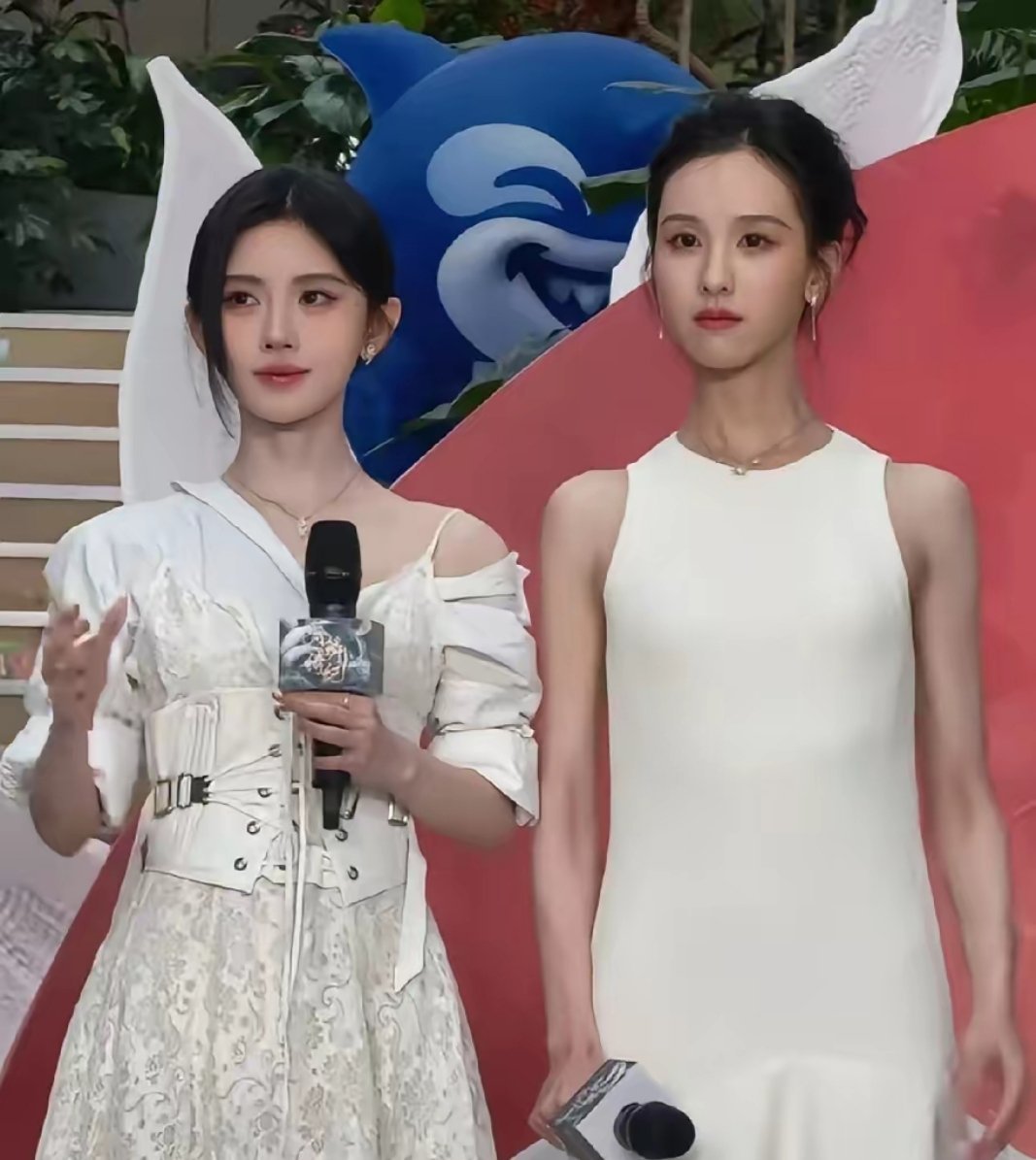 鞠婧祎和陈都灵同框，气色差距很明显。