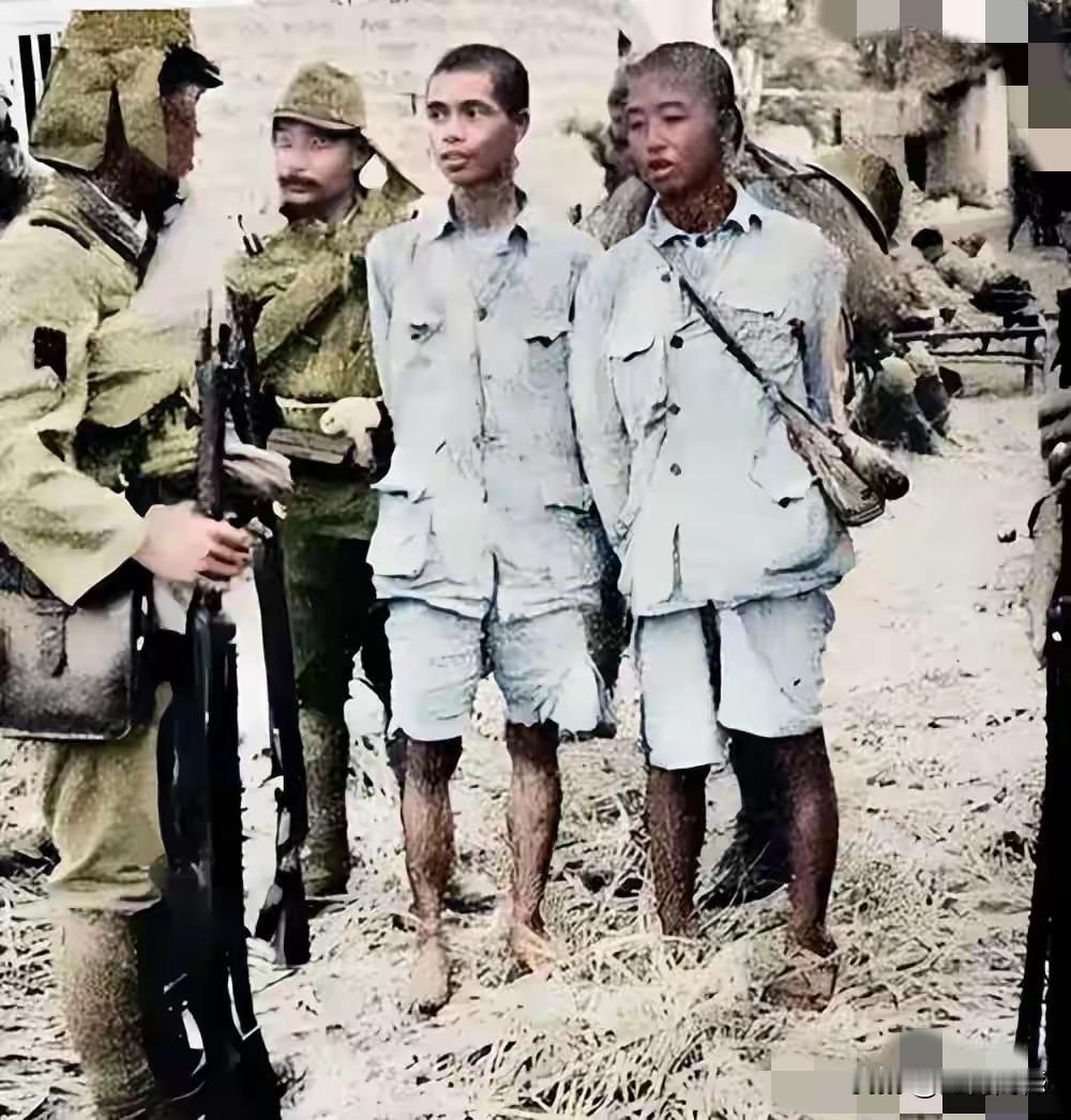 这两个人被日本鬼子控制住了，看他俩的双手背在后面，很可能已经被日本鬼子用绳索给捆