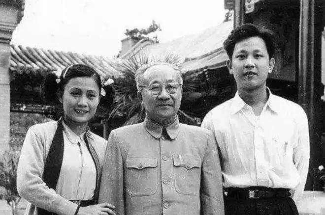 这张珍贵的照片拍摄于70年代初，这不是演员所饰演的，这是他们家拍的全家福，他也是