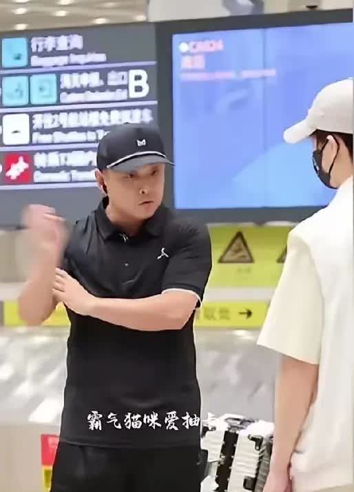 王皓是真闲不住！美国大满贯刚打完，在机场等行李那点空当都没浪费，直接拉着林高远就