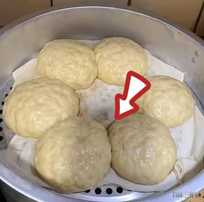 终于找到差距！为啥早餐店馒头蓬松放凉不硬，家里蒸的又黄又硬？并非你手艺差。
