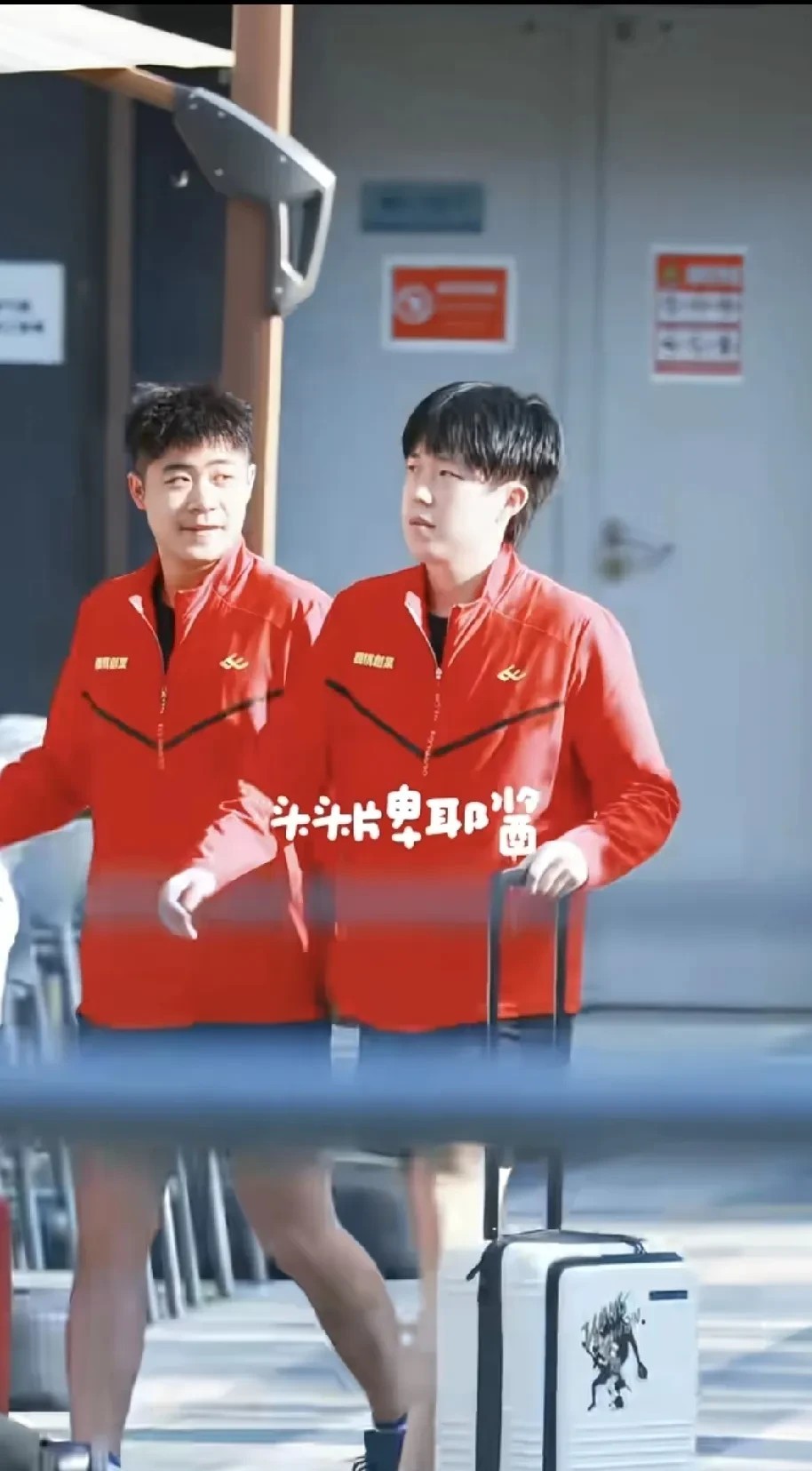 今年魏桥是红色队服，耀眼明亮深圳大学是黑色队服，深沉大气红黑搭配也挺