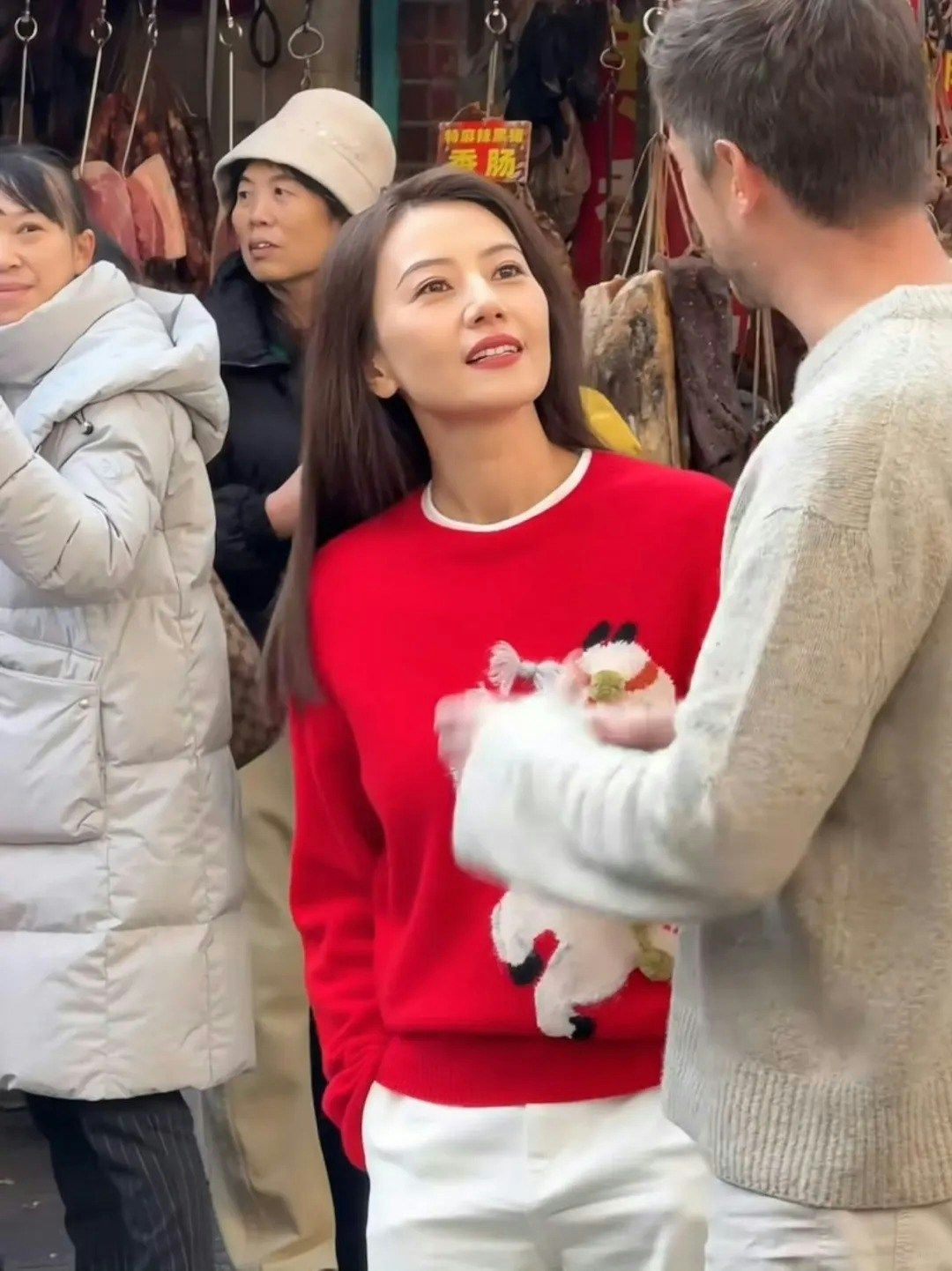 咱就是说高圆圆在成都菜场拍节目这状态也太绝了吧！46岁穿红色毛衣跟小姑娘似的，生