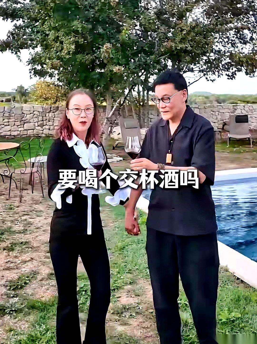 刷到老李和他新太太在法国的视频，我承认我有点破防了。一个快60岁的女人，穿着风