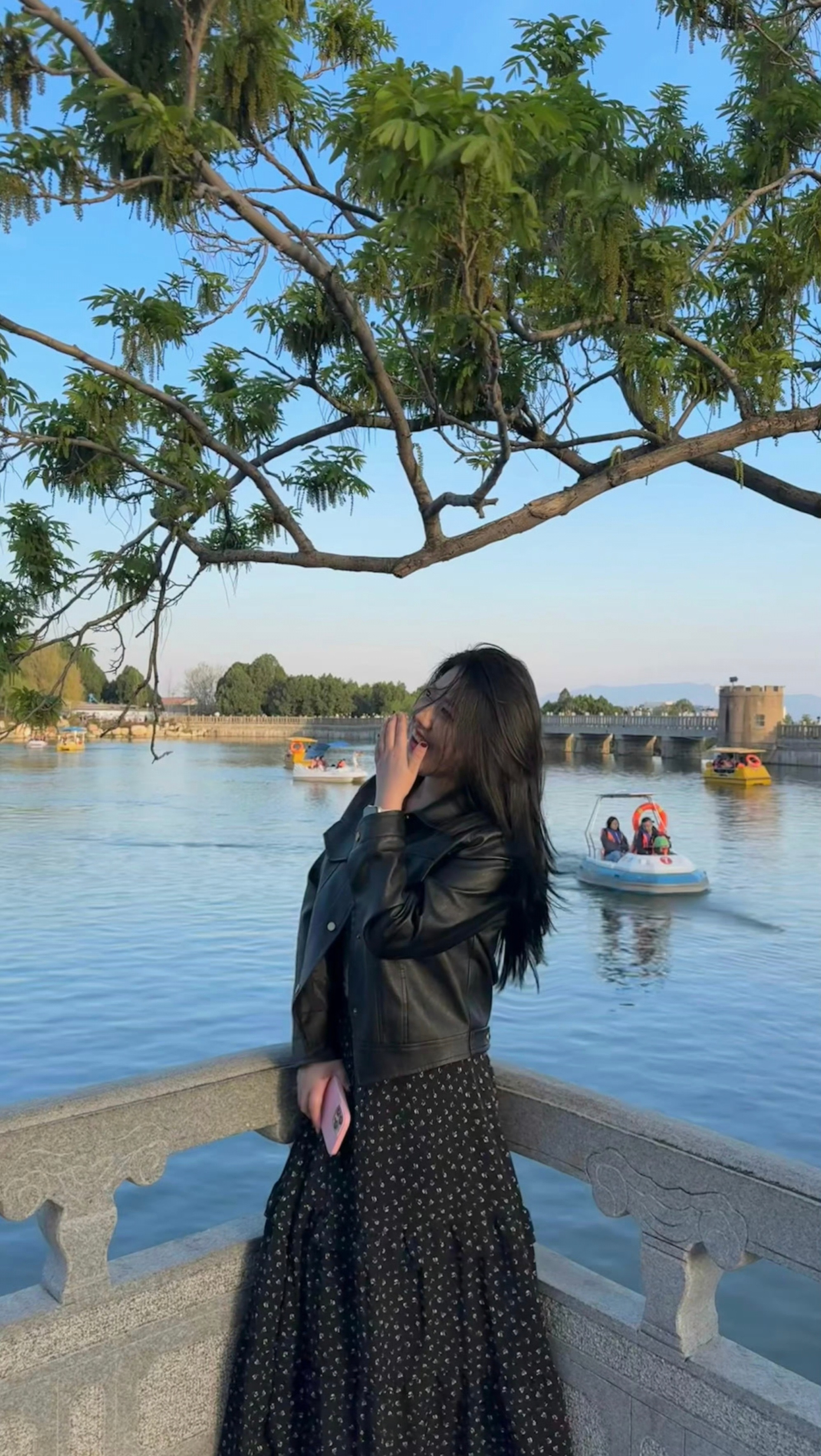  阳光落下来的瞬间，连影子都变得温柔。