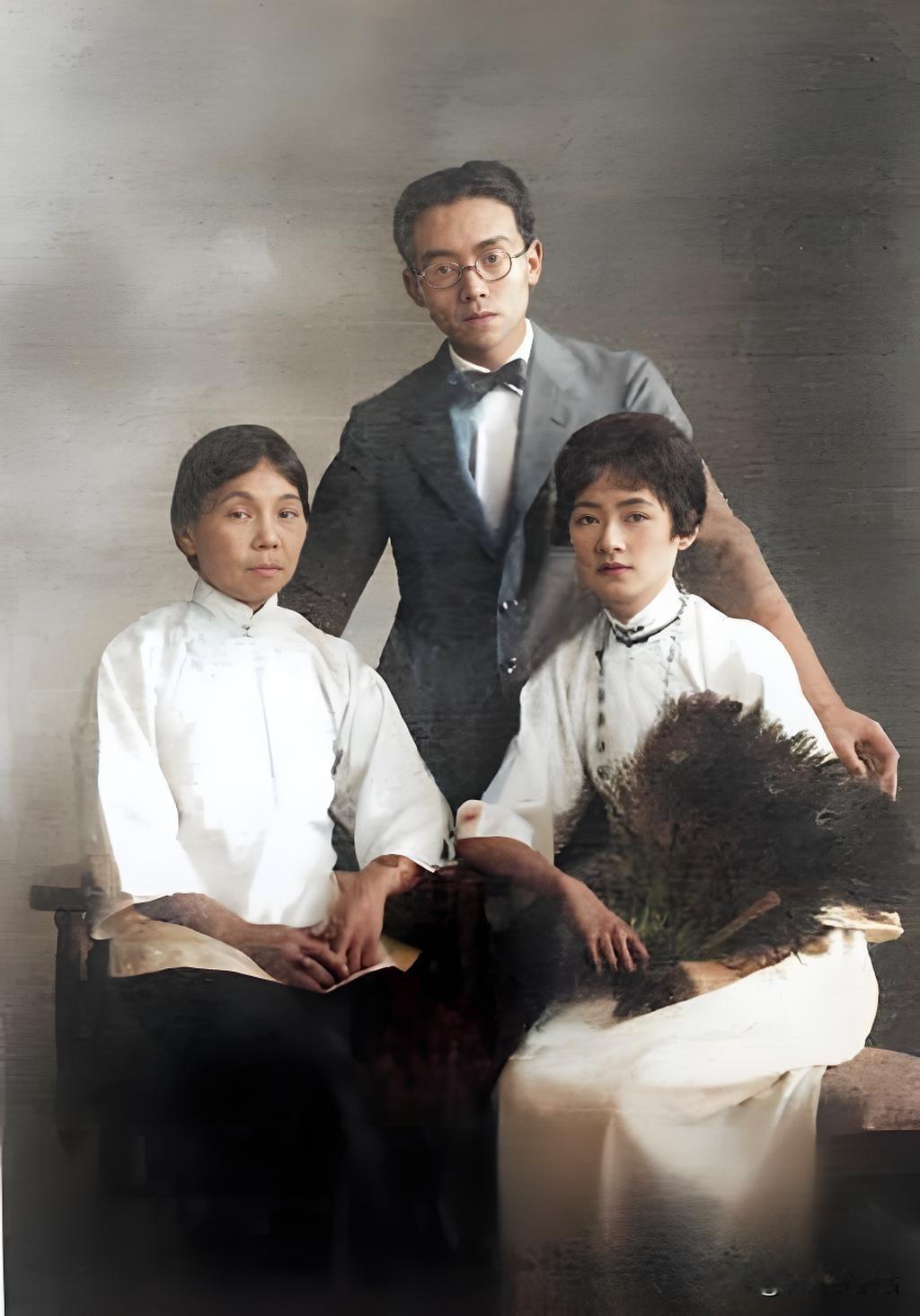 这张照片拍摄于1930年春，沈阳，彼时梁思成任东北大学建筑系主任，林徽因虽因怀孕