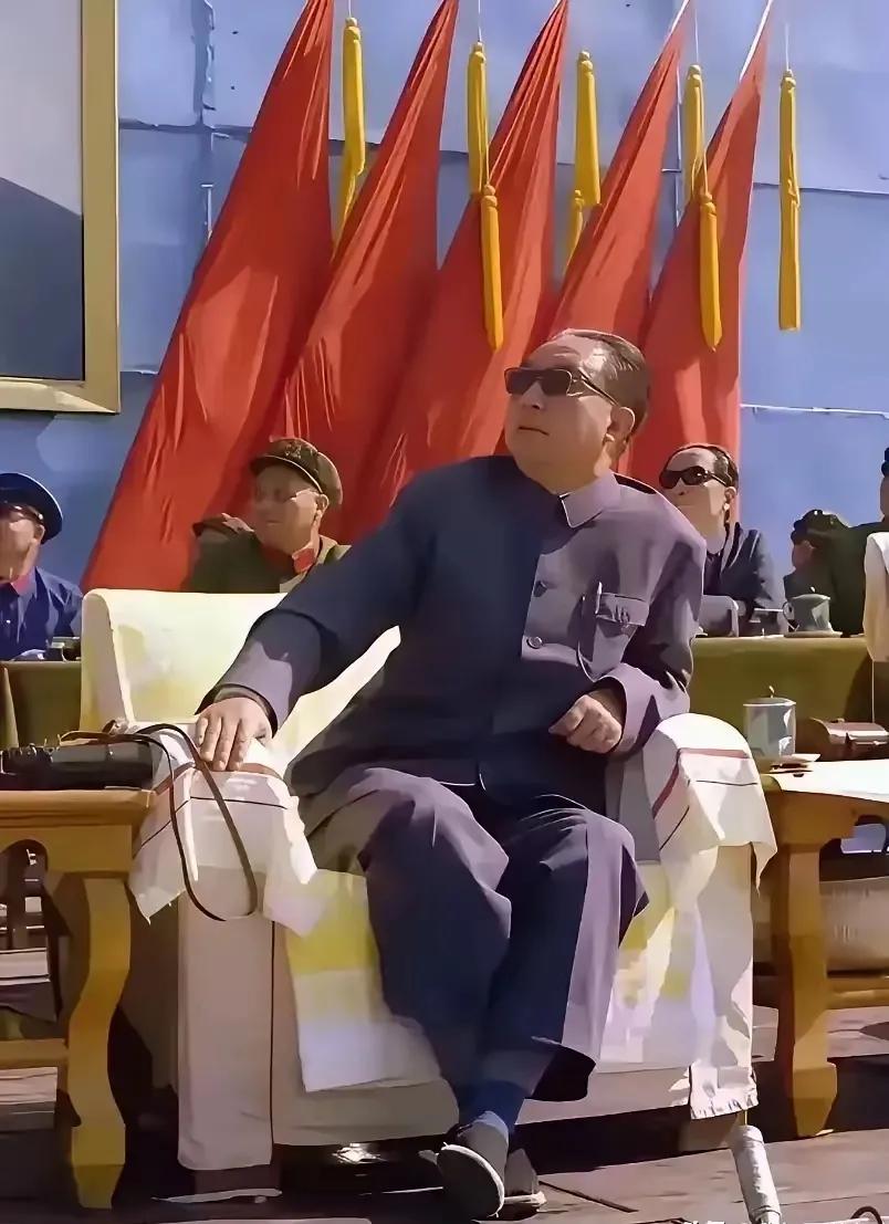 那年在天津，阳光明媚，华主席戴上墨镜观看人民空军飞行训练汇报表演。他身着中山装，