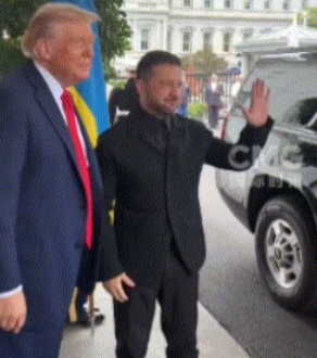 泽连斯基刚见面就跟美国总统说，这是我最好的一套衣服。随后，美国总统与其握手称“我